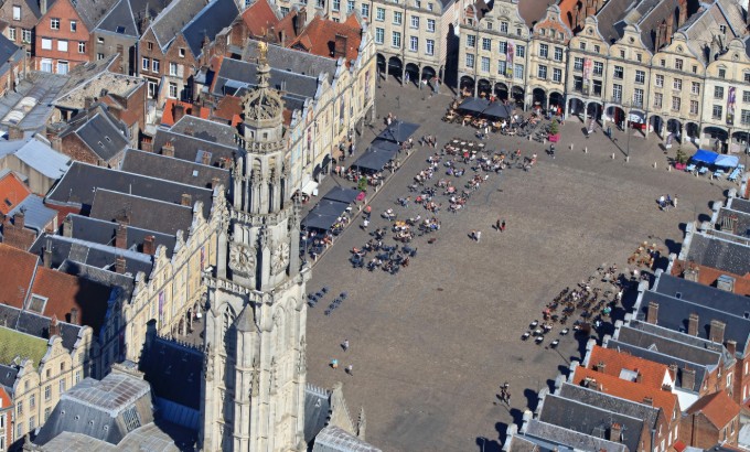 Le beffroi d'Arras, La place des héros et ses terrasses vues du ciel