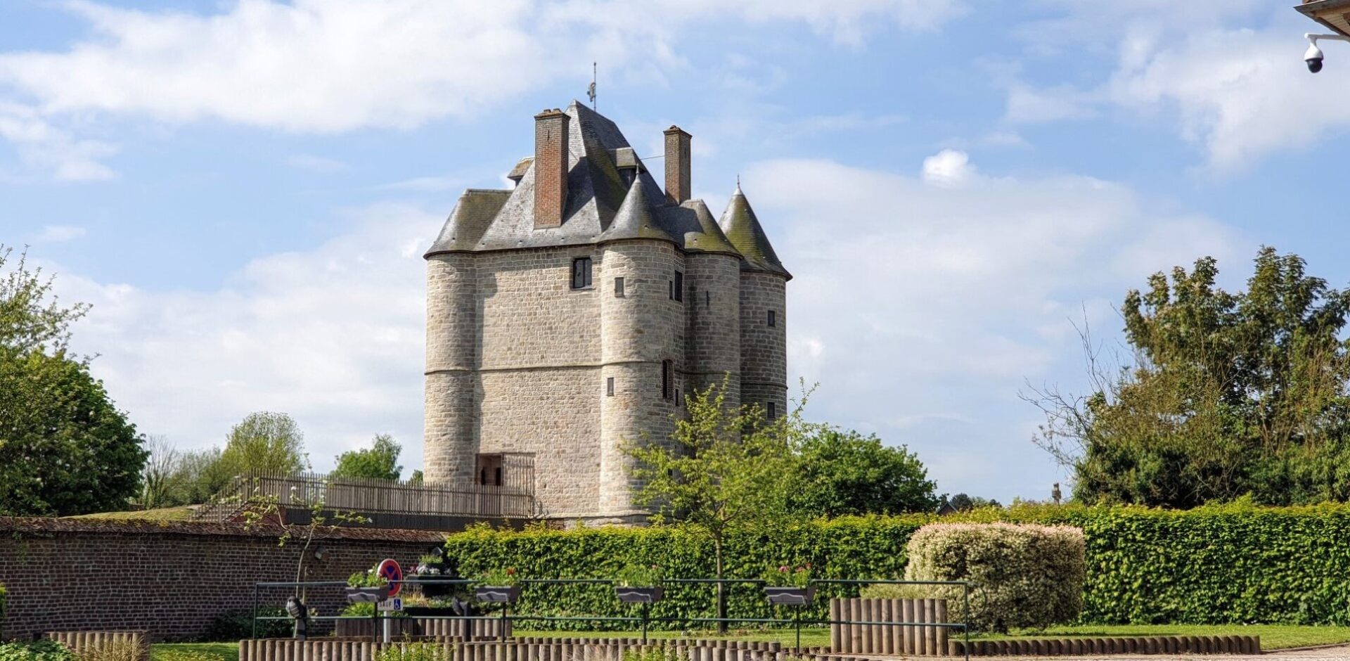 Donjon de Bours vu depuis la maison du Donjon © Matthieu Bequart